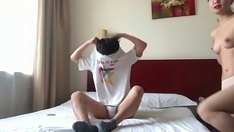 Pertemuan Intim Pasangan Cina Di Kamar Hotel